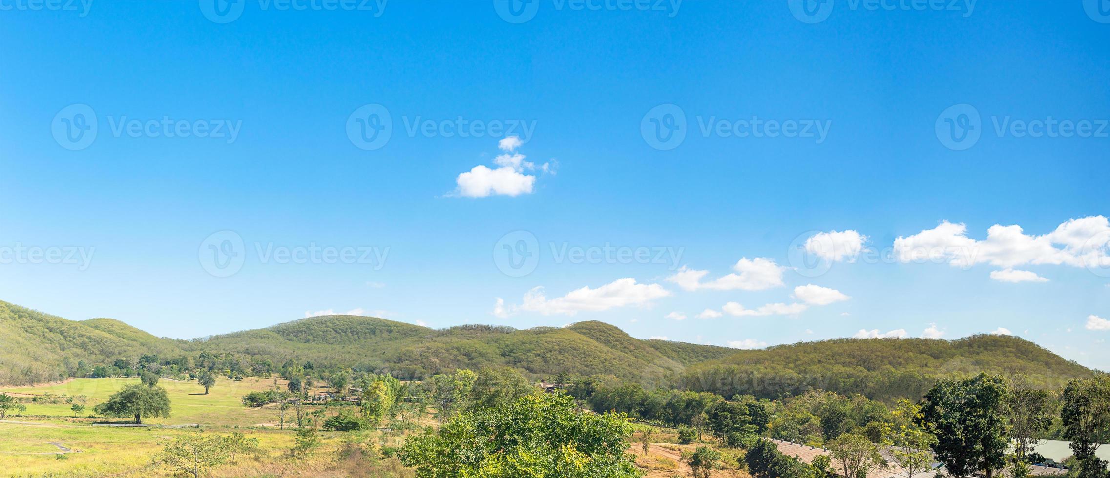 panorama landskap vy av berg agent blå himmel foto