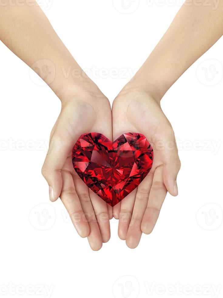 vacker kvinna hand som håller en röd hjärtformad diamant på en vit isolerad bakgrund foto