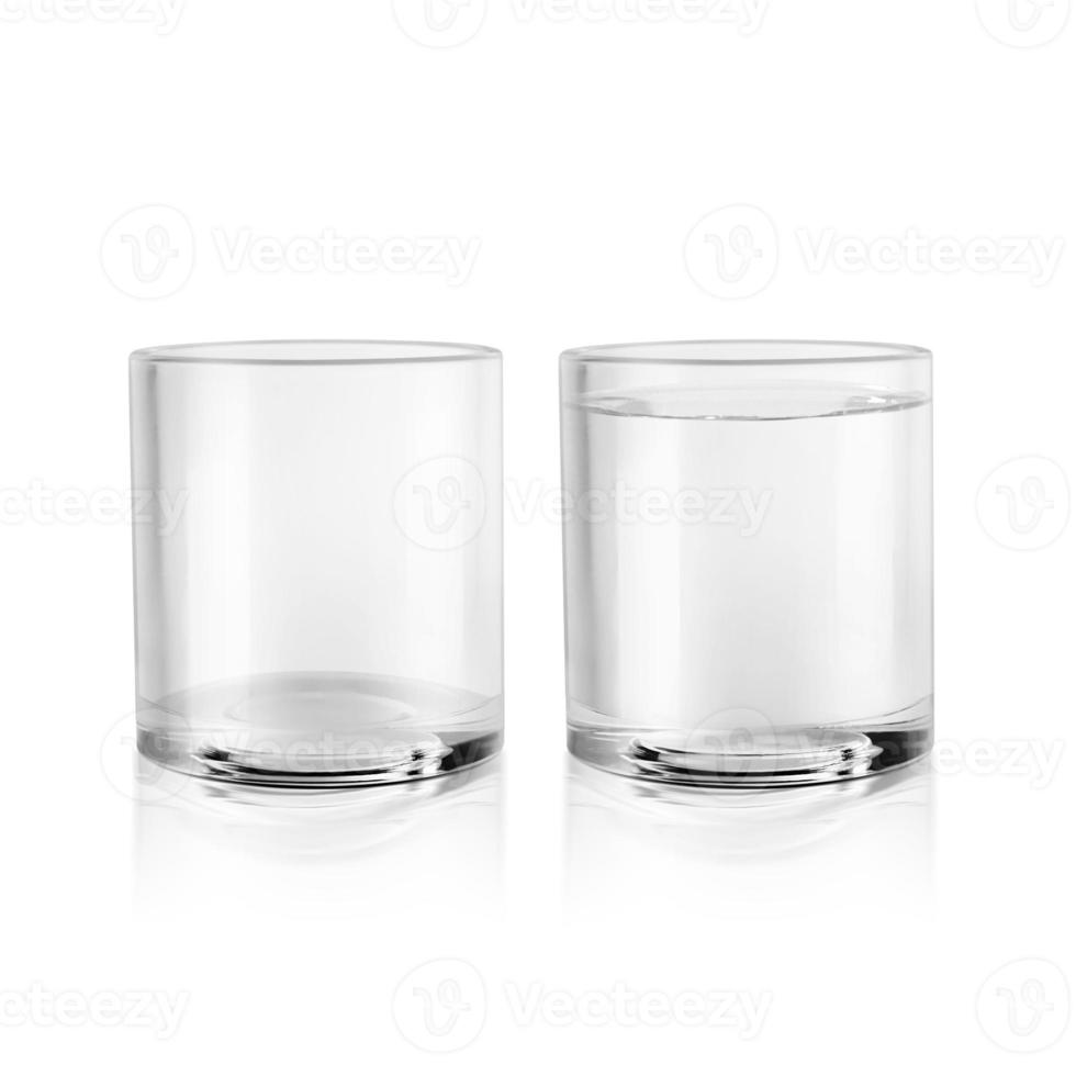 tomt vattenglas och glas stilla vatten isolerad på vit bakgrund. 3d rendering foto