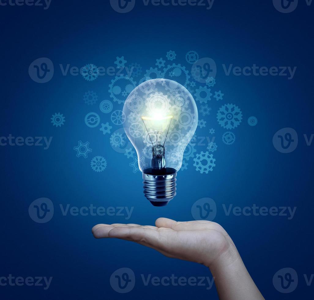 glödlampa i handen, nya idéer med innovativ teknik och kreativitet. kreativ idé med gnistrande glödlampor foto