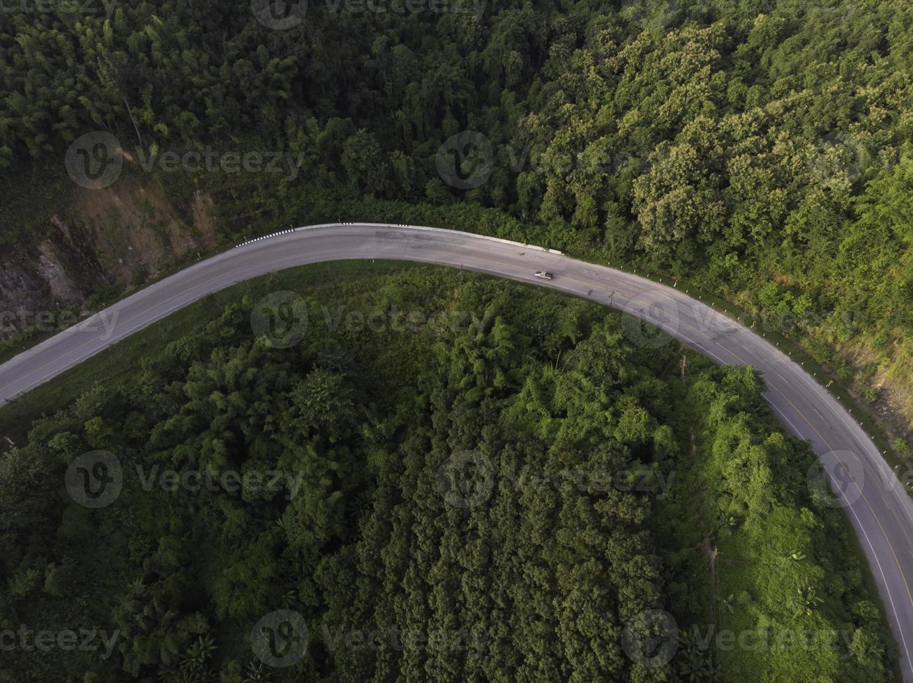 kurva väg och skog flygbild foto