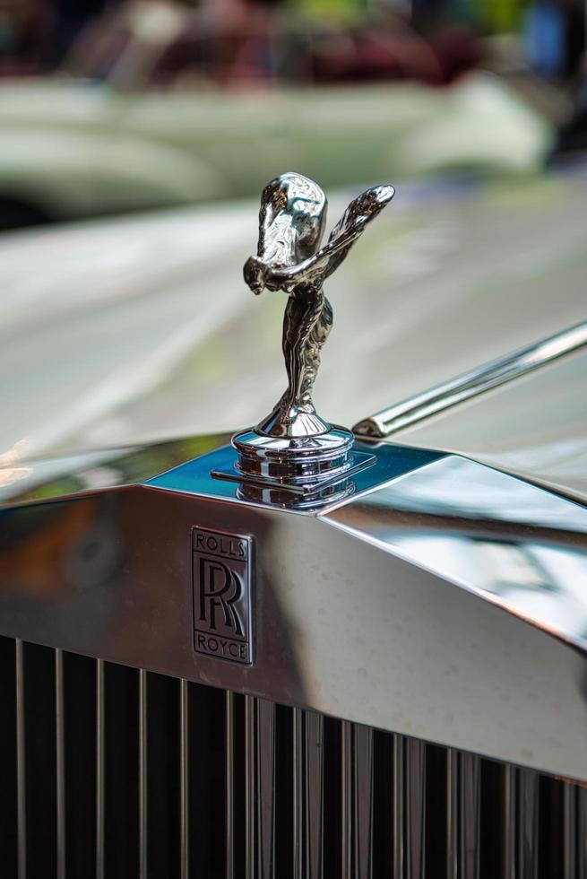 friedrichshafen - maj 2019 logotyp emblem för rolls-royce corniche 1986 cabrio på motorworld classics bodensee den 11 maj 2019 i friedrichshafen, Tyskland foto