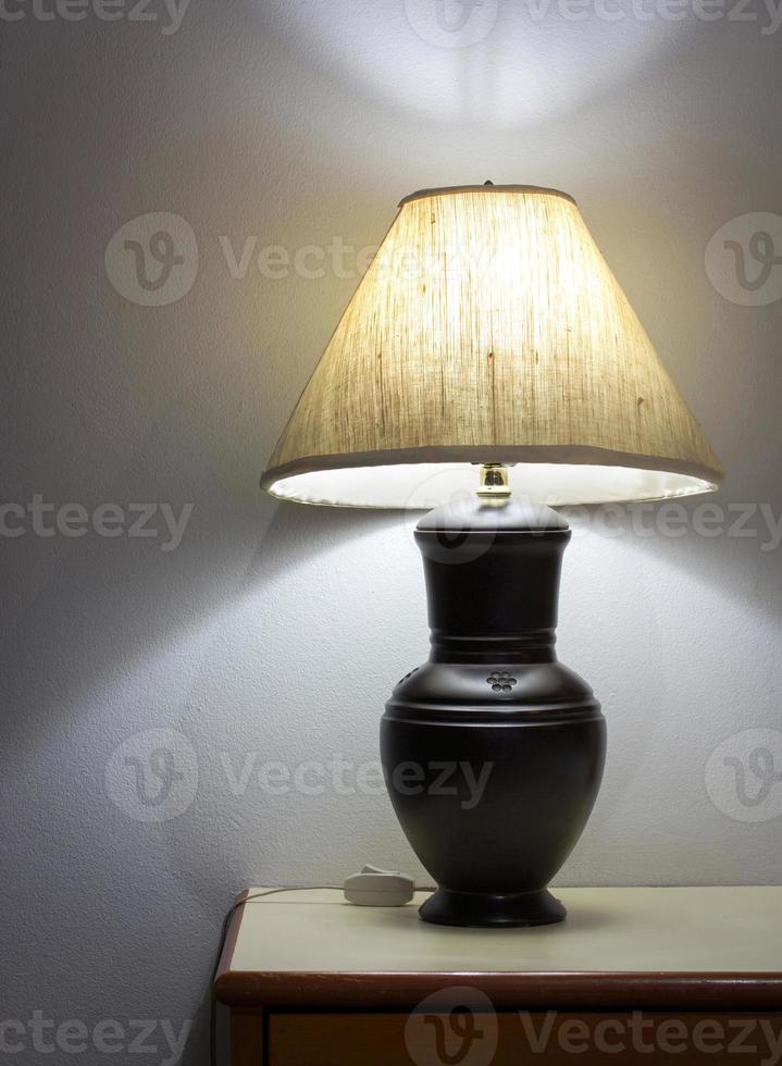 bordslampa i sovrummet foto