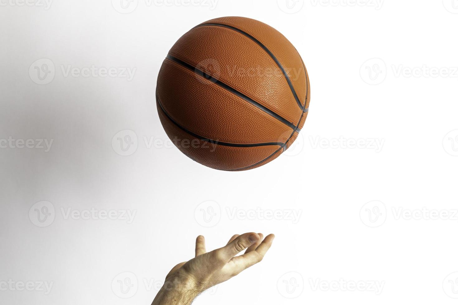 kasta en basketboll foto
