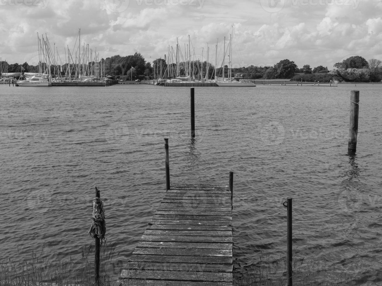 den lilla staden arnis vid floden schlei foto