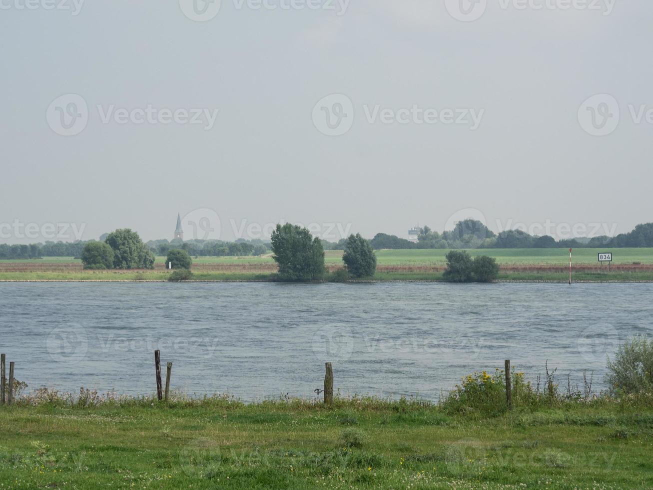 xanten stad och floden rhen foto