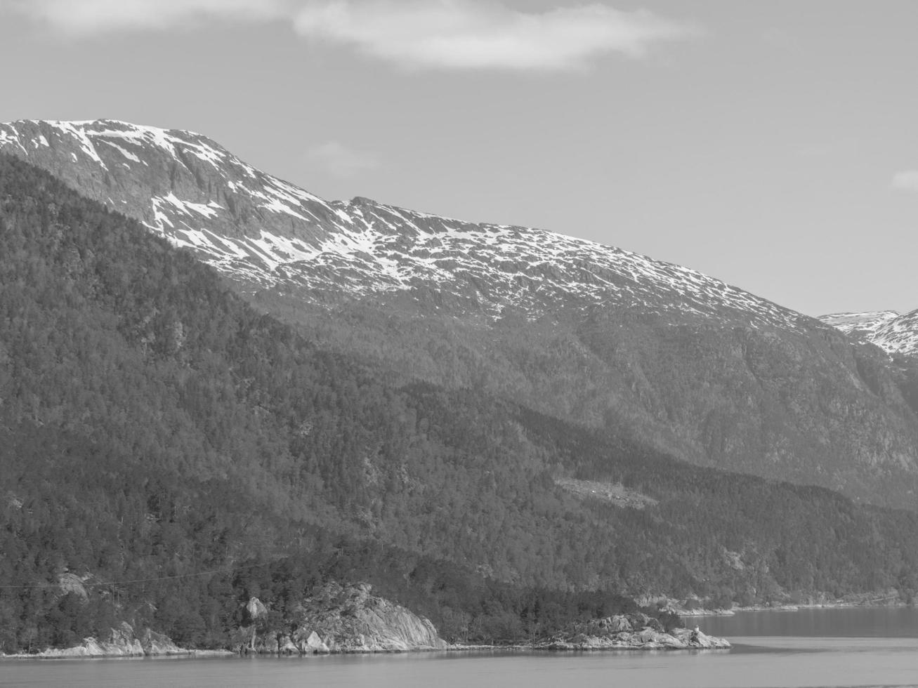 natursköna norge på vårtid foto