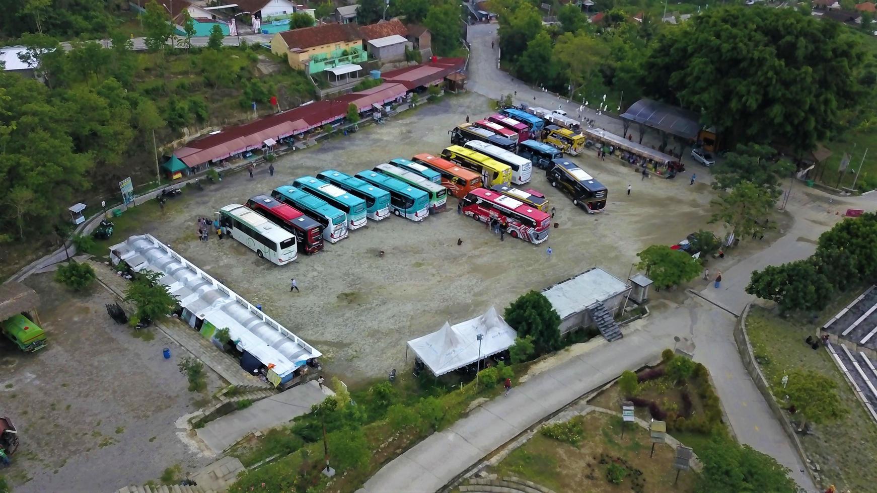 bandung, västra java-indonesien, 23 maj 2022 - vacker flygvy, buss parkerad på ett öppet fält. foto