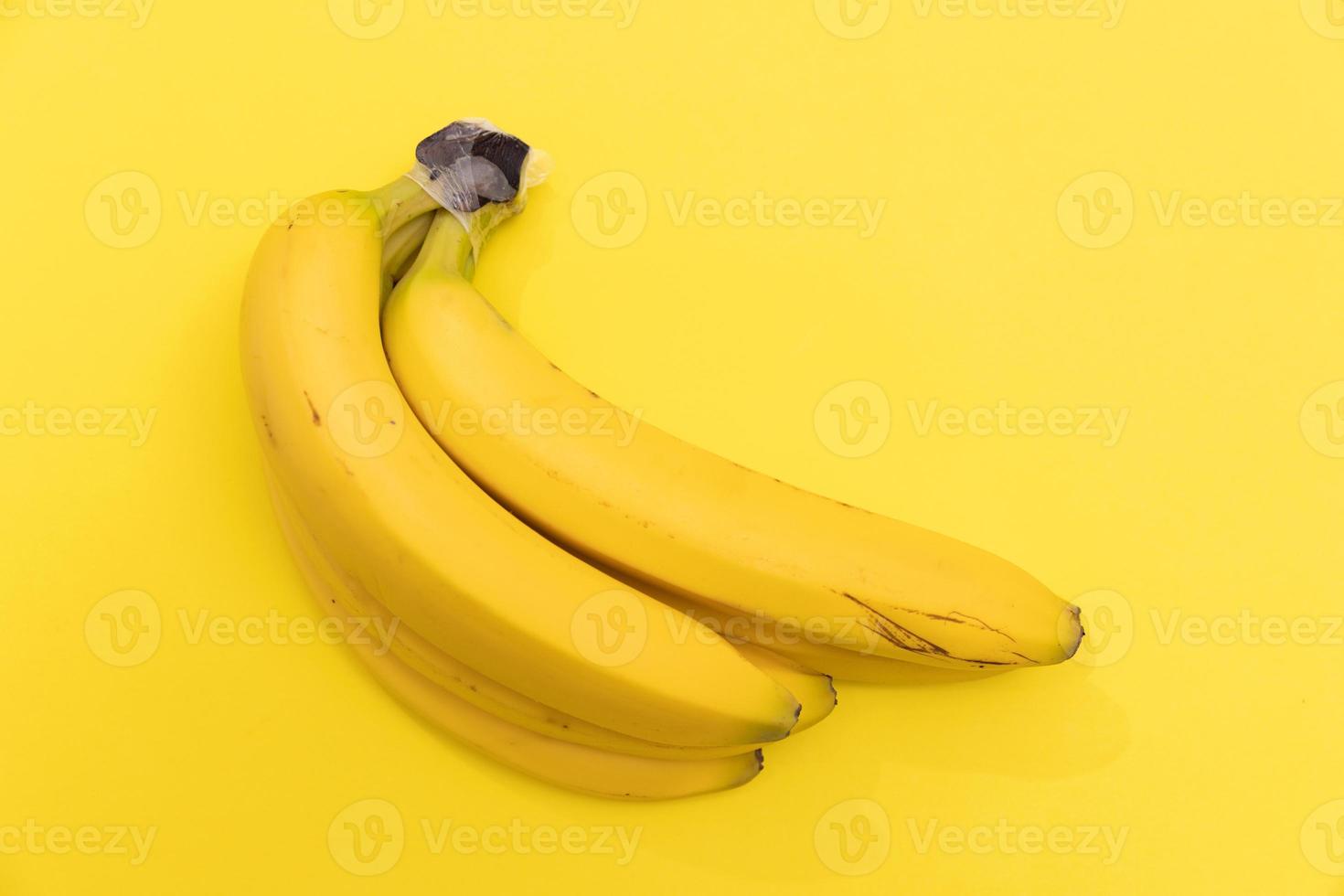 bananer på en gul bakgrund foto