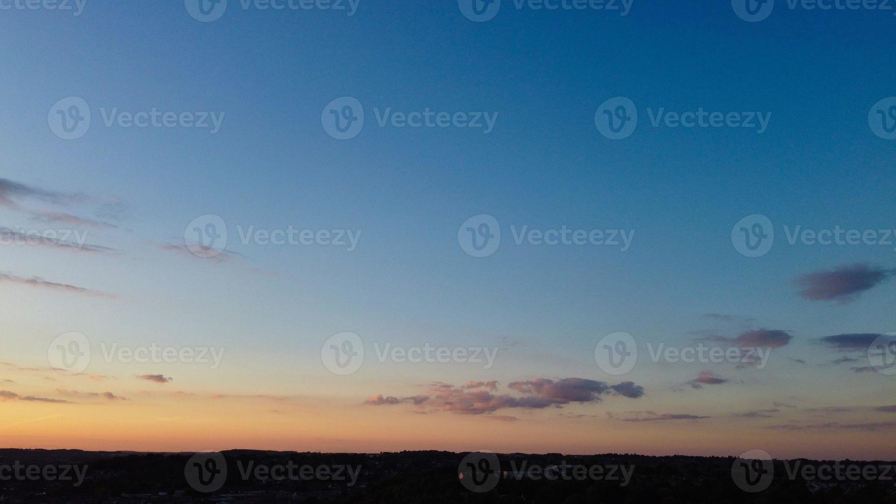 vacker solnedgång med himmel med färgglada moln, drönares högvinkelbilder över staden England, Storbritannien foto