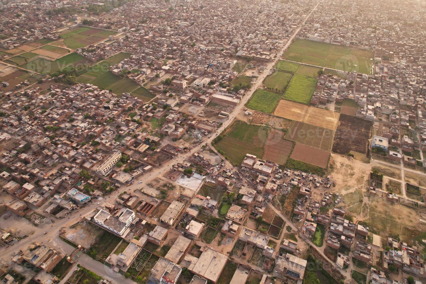 hög vinkel utsikt över gujranwala stad och bostadshus vid överbelastad antenn av punjab pakistan foto