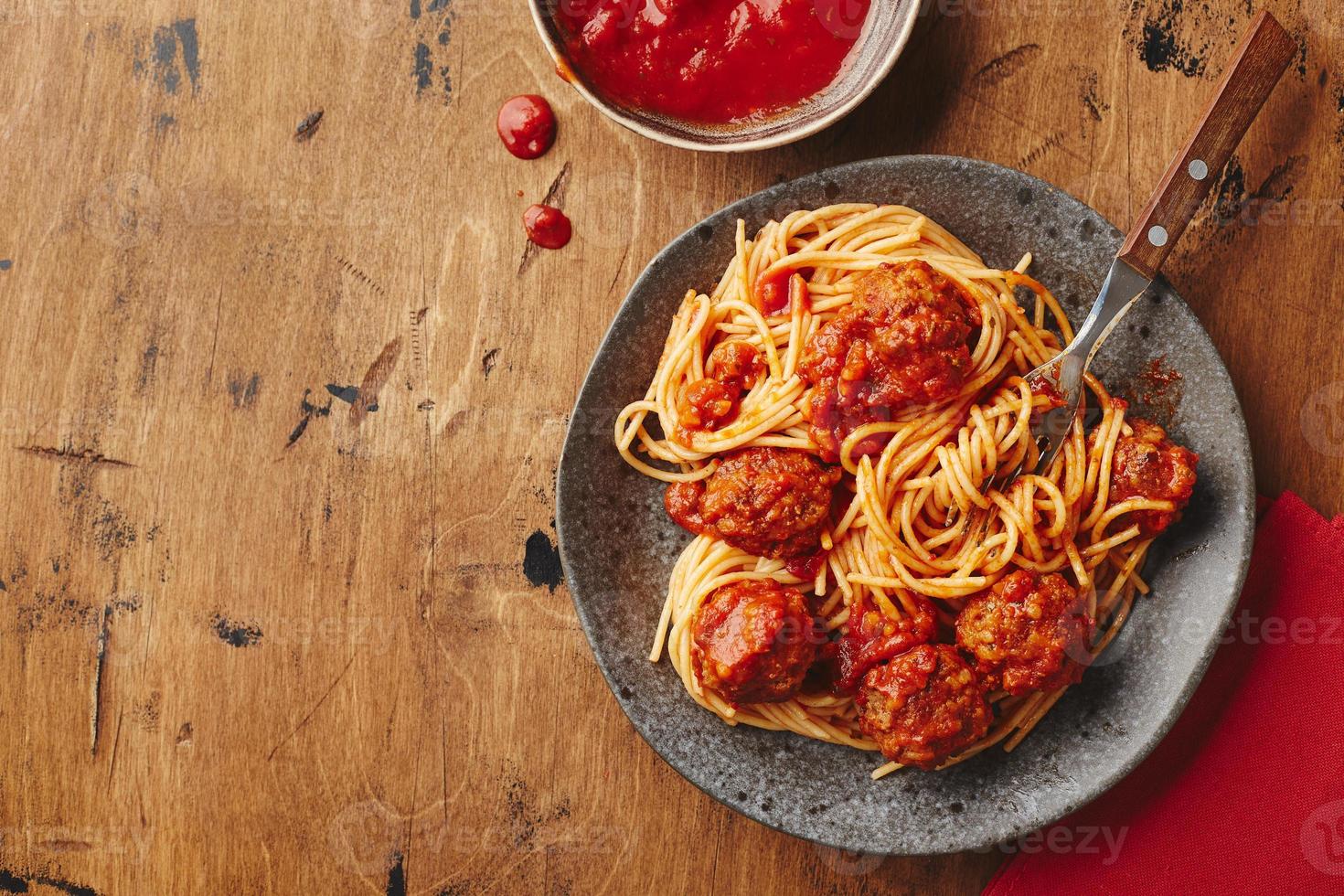 spaghettipasta med köttbullar och tomatsås. läckra hemgjorda spaghetti köttbullar foto