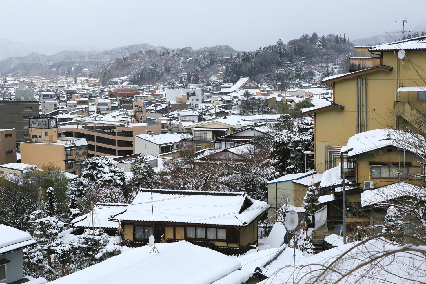 utsikt över staden takayama i Japan i snön foto