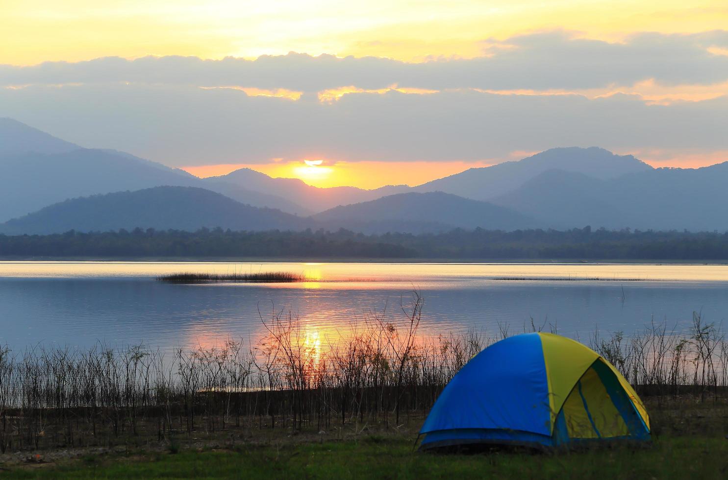 campingplats bredvid sjön, nationalparken, thailand foto