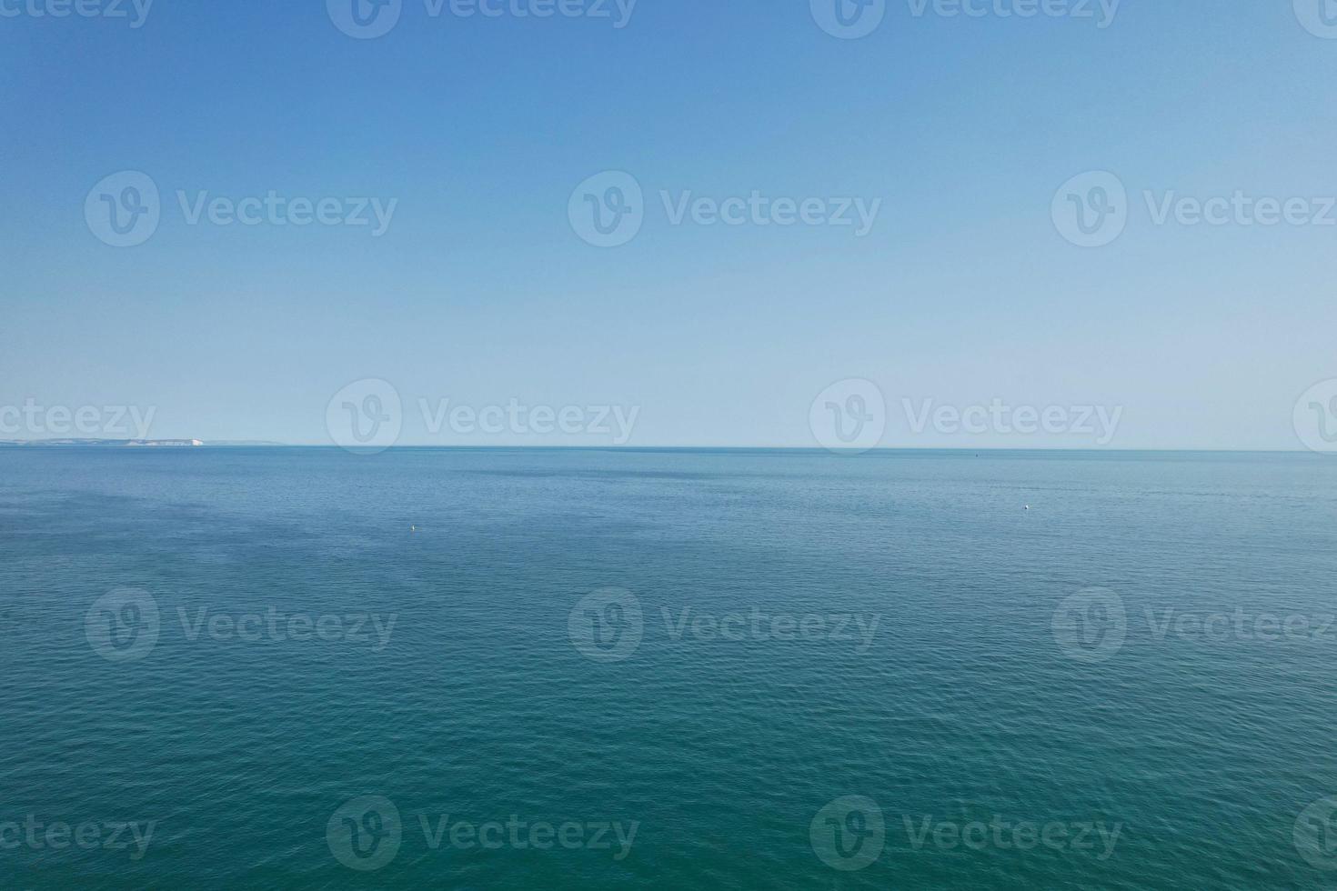 hög vinkel bilder och flygfoto över havet med höghastighetsbåtar, människor har roligt och njuter av det varmaste vädret vid Bournemouth Beach Sea Front i England, Storbritannien. foto