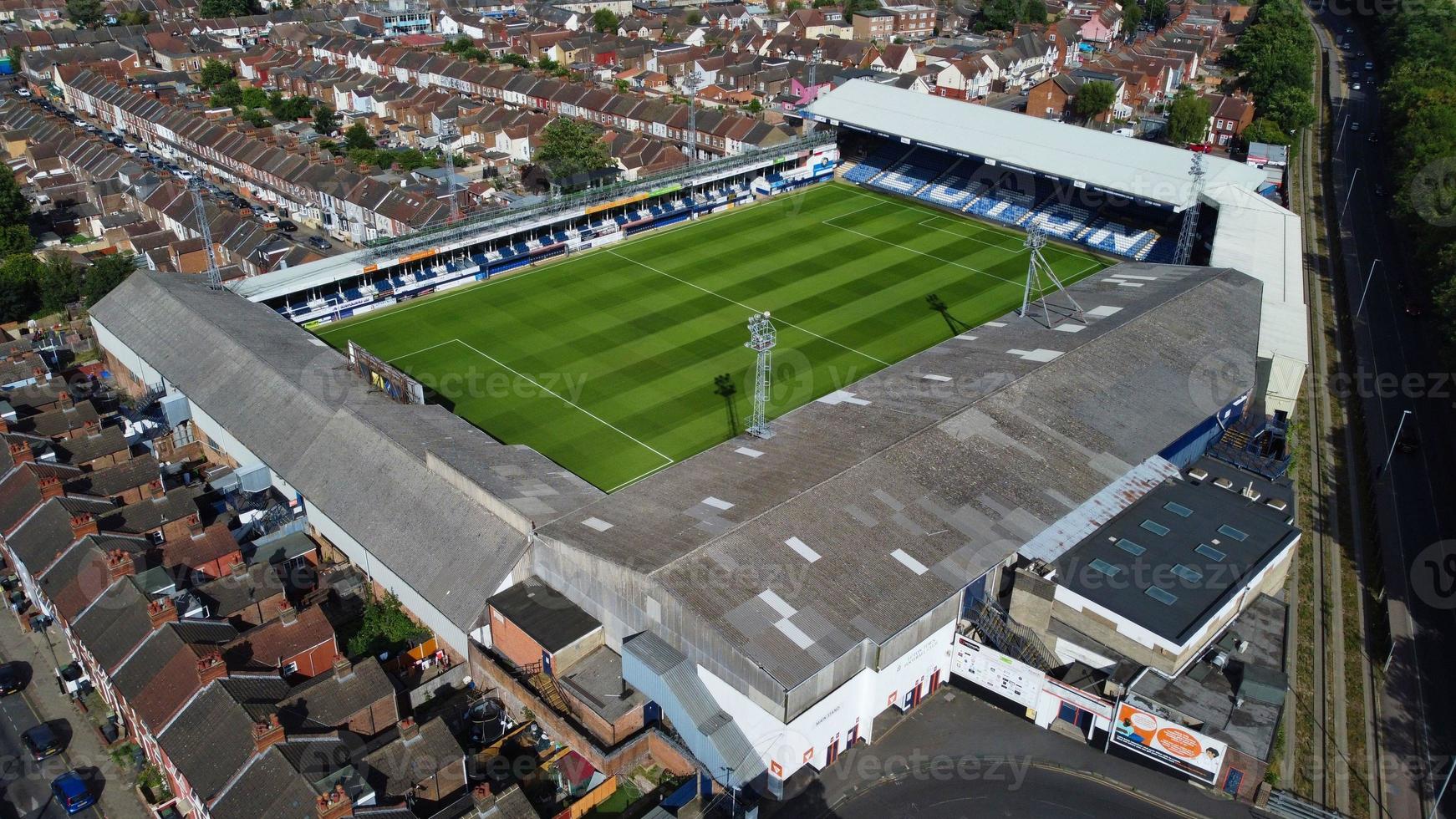 en flygfoto i hög vinkel över luton fotbollsstadion och bury park bostadshus i luton town of england uk foto