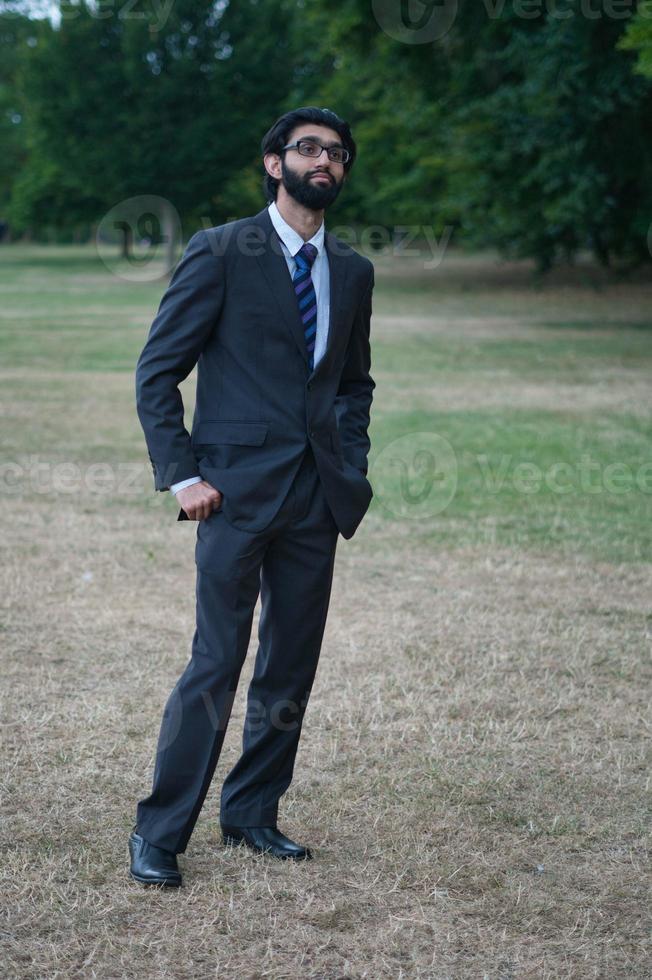 asiatisk man poserar på den lokala offentliga parken i Luton, England foto