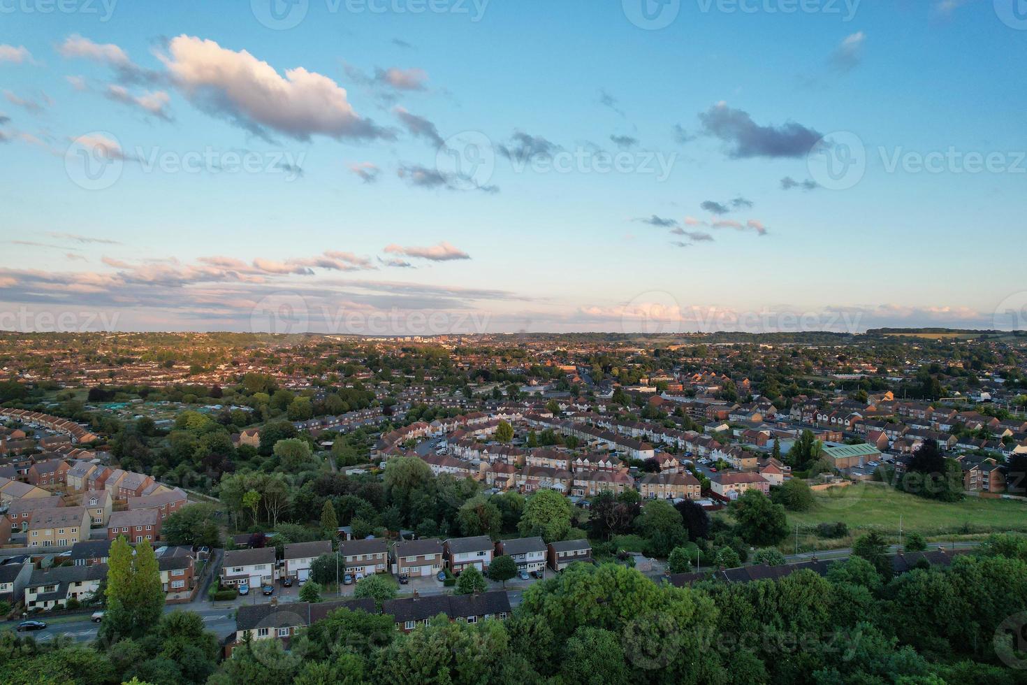flygbilder av drönare hög vinkel vy över london luton city i England, Storbritannien foto
