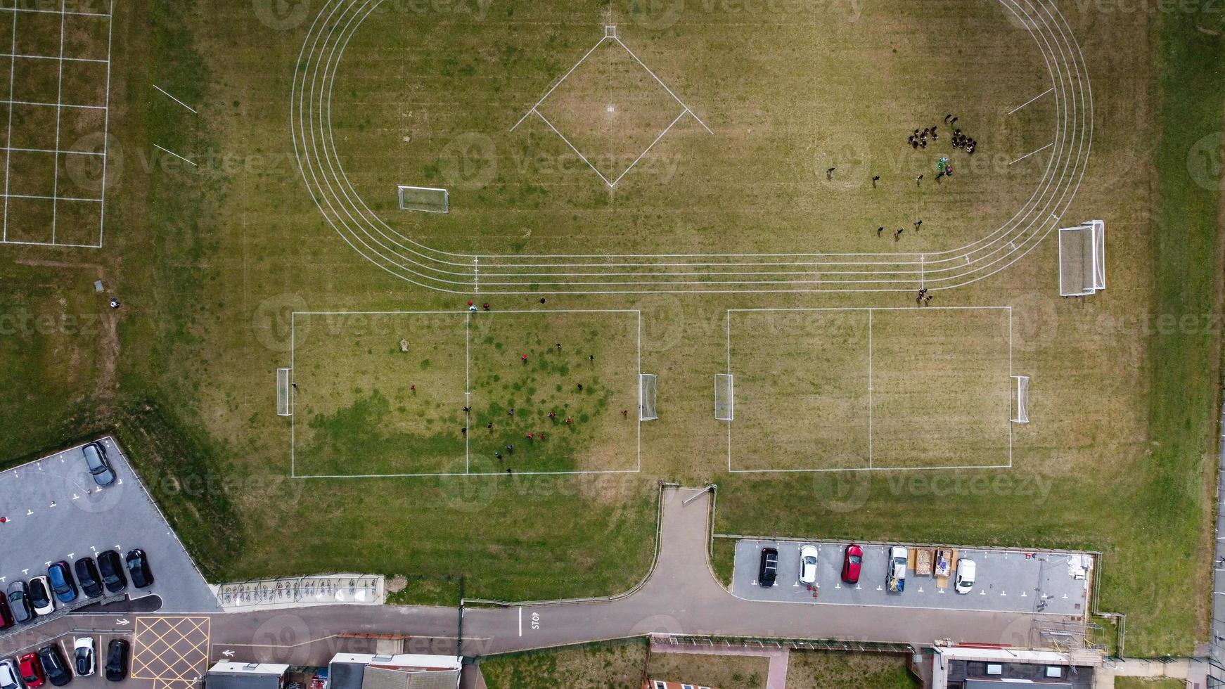 en flygfilm och högvinkelvy av lekplatsen för en gymnasieskola för pojkar i Luton Town i England, brittiska motorvägar och motorvägar foto