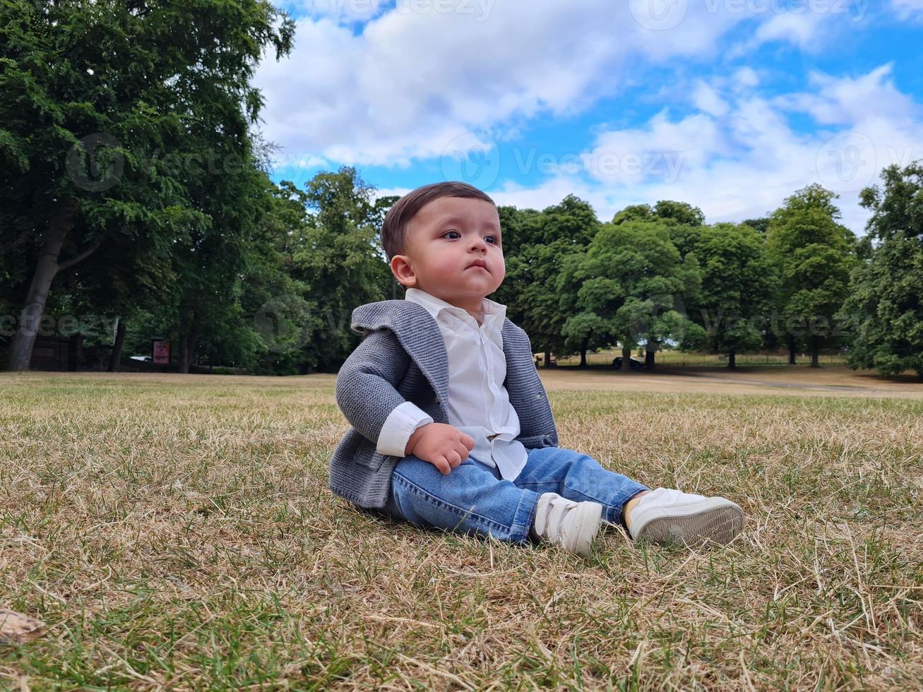 söt liten spädbarn baby poserar på en lokal offentlig park i luton town of england uk foto