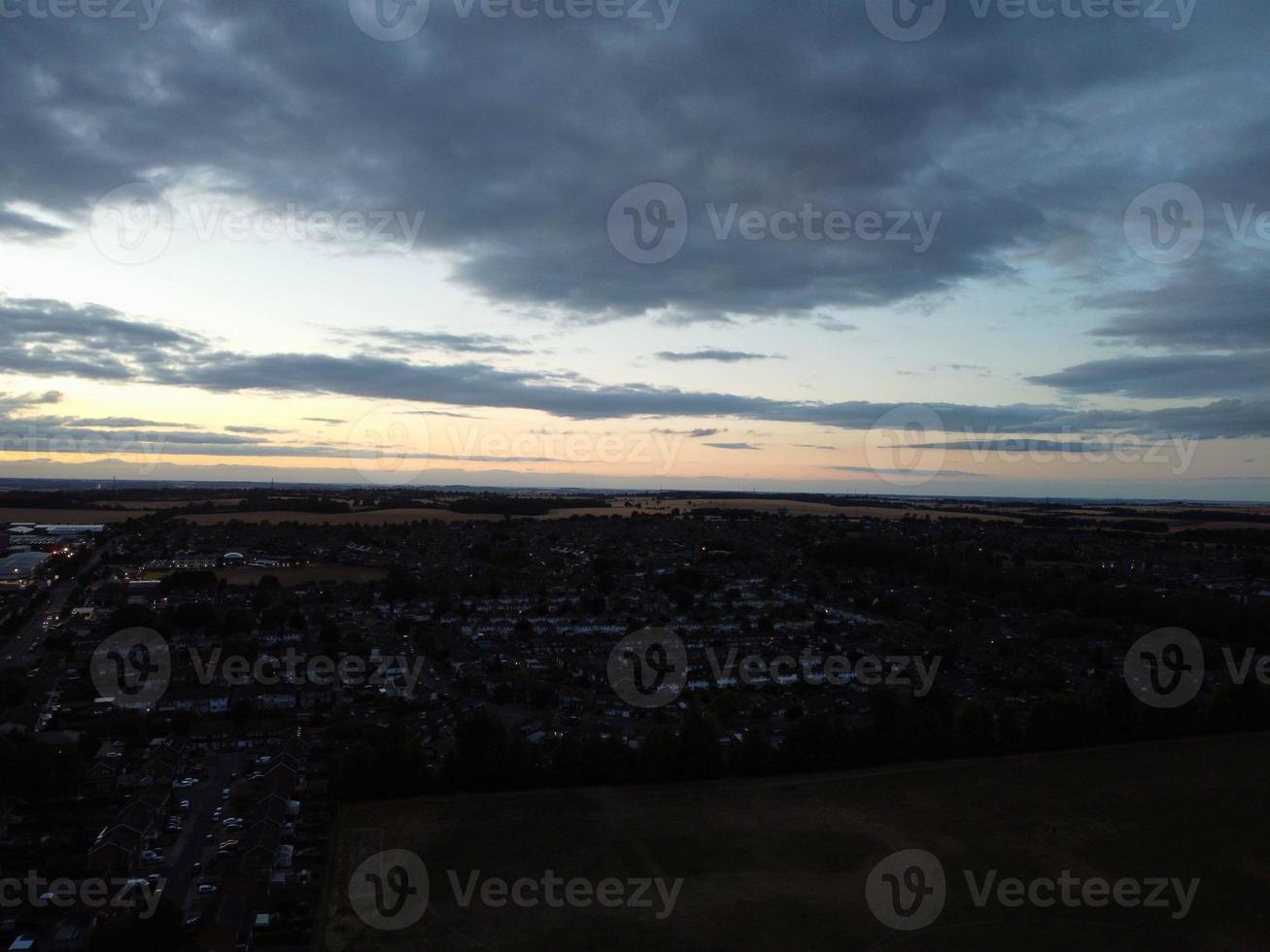 hög vinkel Flygfoto över Luton City of England vid solnedgångsnatten. foto