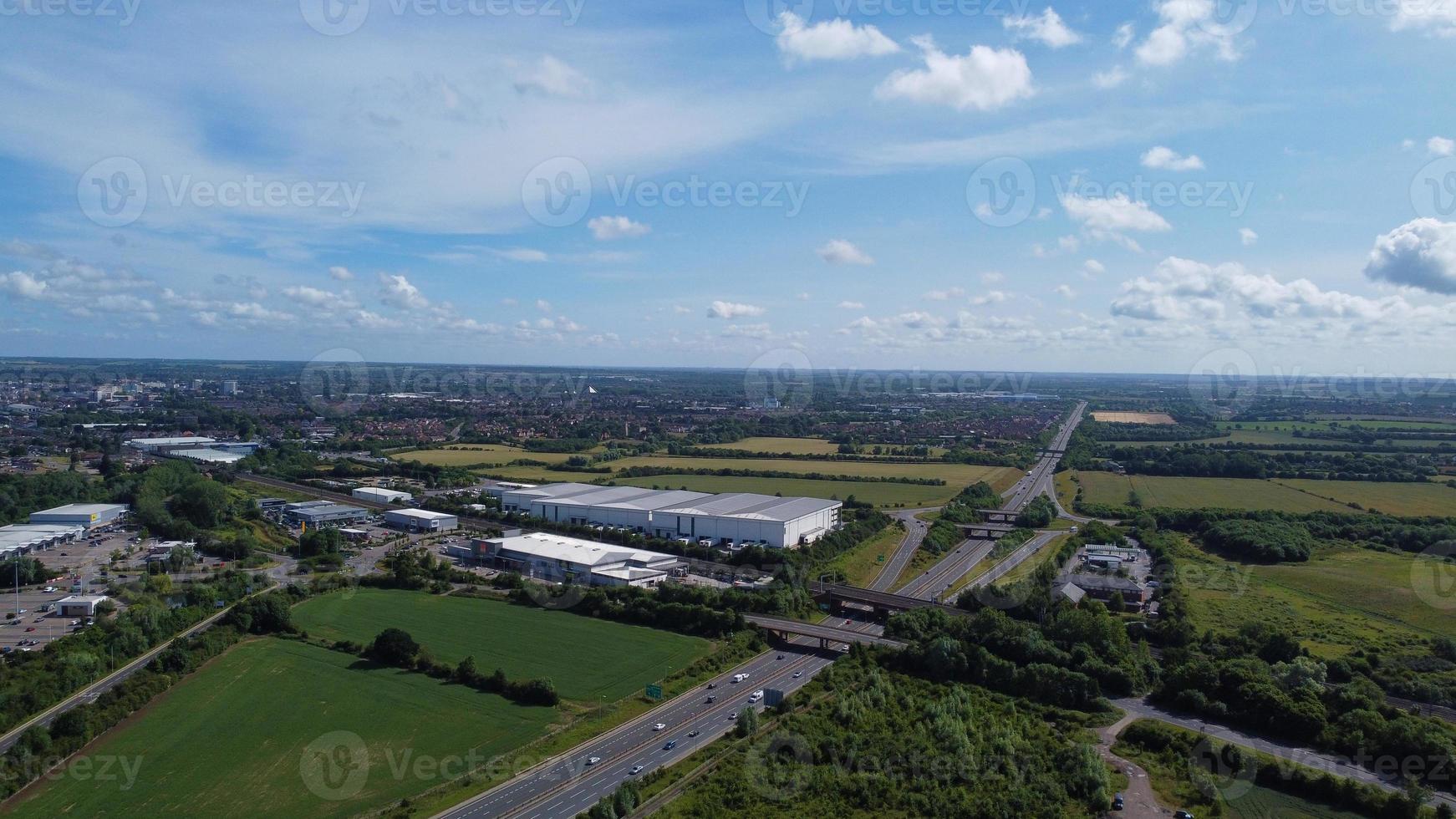 hög vinkel flygfoto över brittiska vägar och trafik som passerar genom landsbygden i England Storbritannien foto