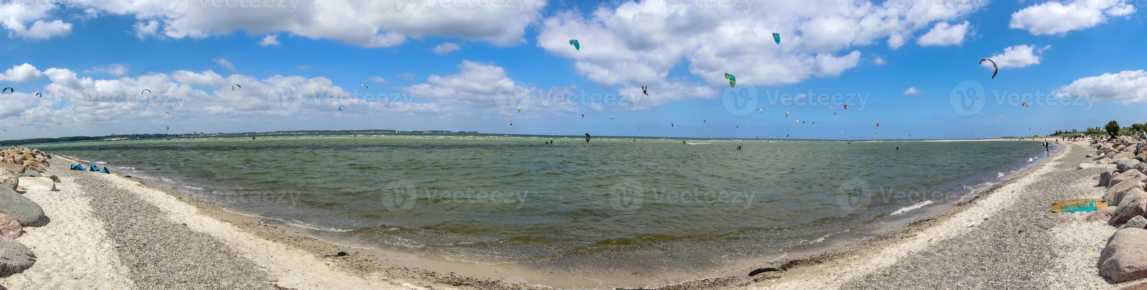 panorama av kitesurfingaktivitet vid Östersjöstranden i laboe i Tyskland på en solig dag. foto