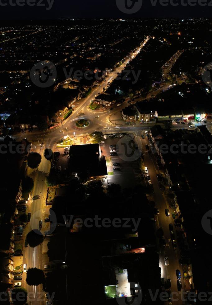 vacker utsikt i hög vinkel över Luton Town of England på natten, drönares bilder efter solnedgången foto