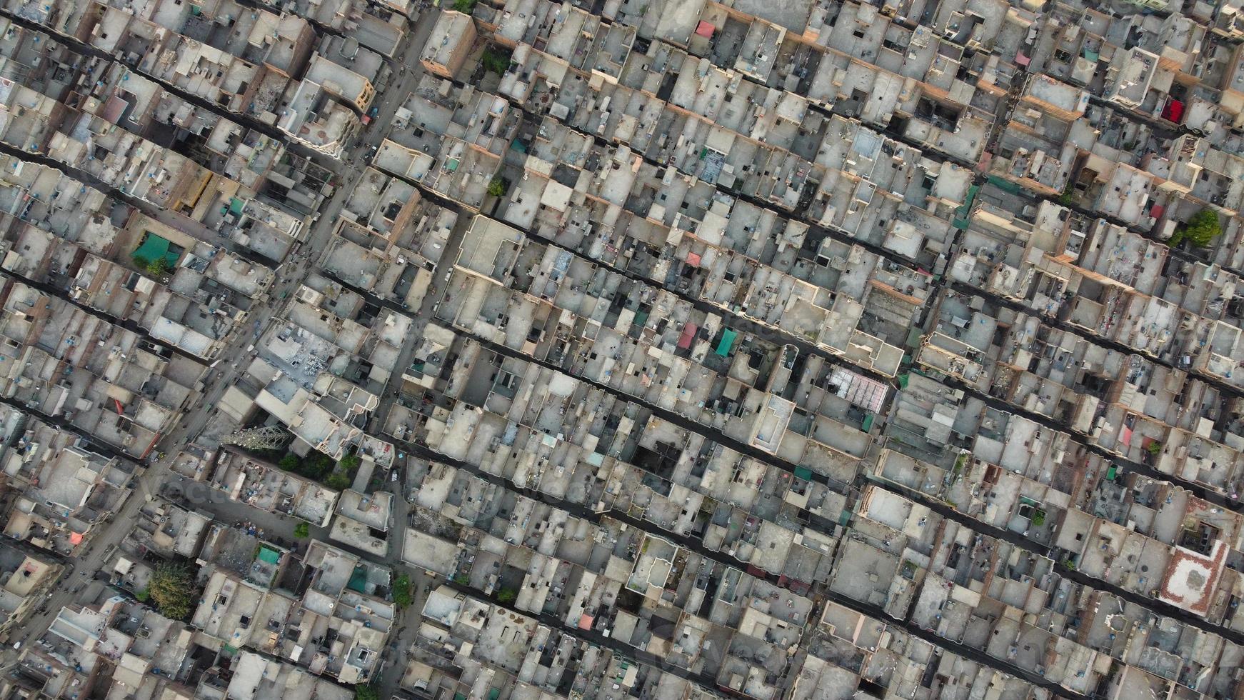 hög vinkel utsikt över gujranwala stad och bostadshus vid överbelastad antenn av punjab pakistan foto