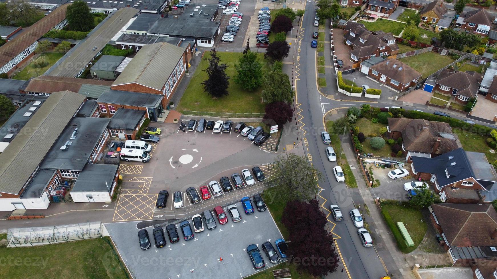 en flygfilm och högvinkelvy av lekplatsen för en gymnasieskola för pojkar i Luton Town i England, brittiska motorvägar och motorvägar foto