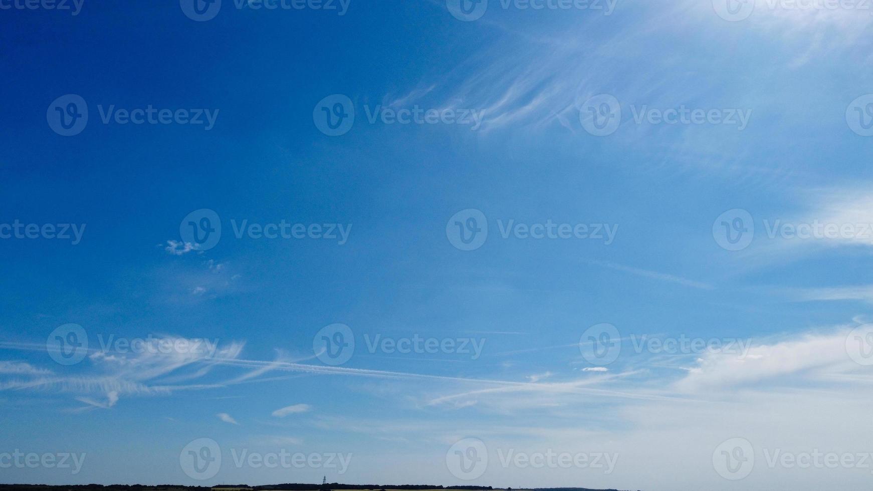 vacker blå himmel och några moln över luton city i England på varm sommardag foto