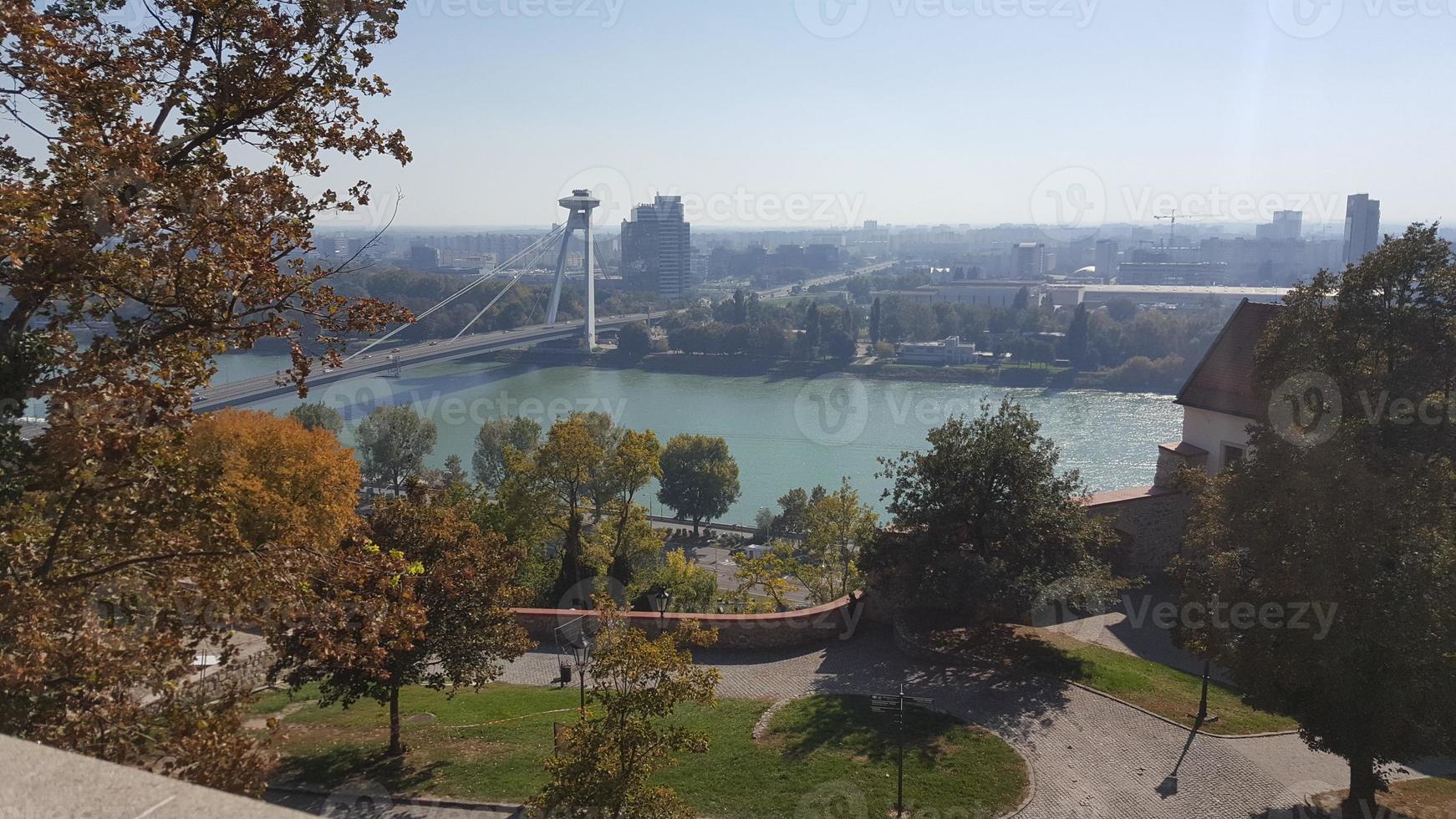 hög vinkel utsikt över floden och bron vid bratislava-stare mesto, slovakien foto