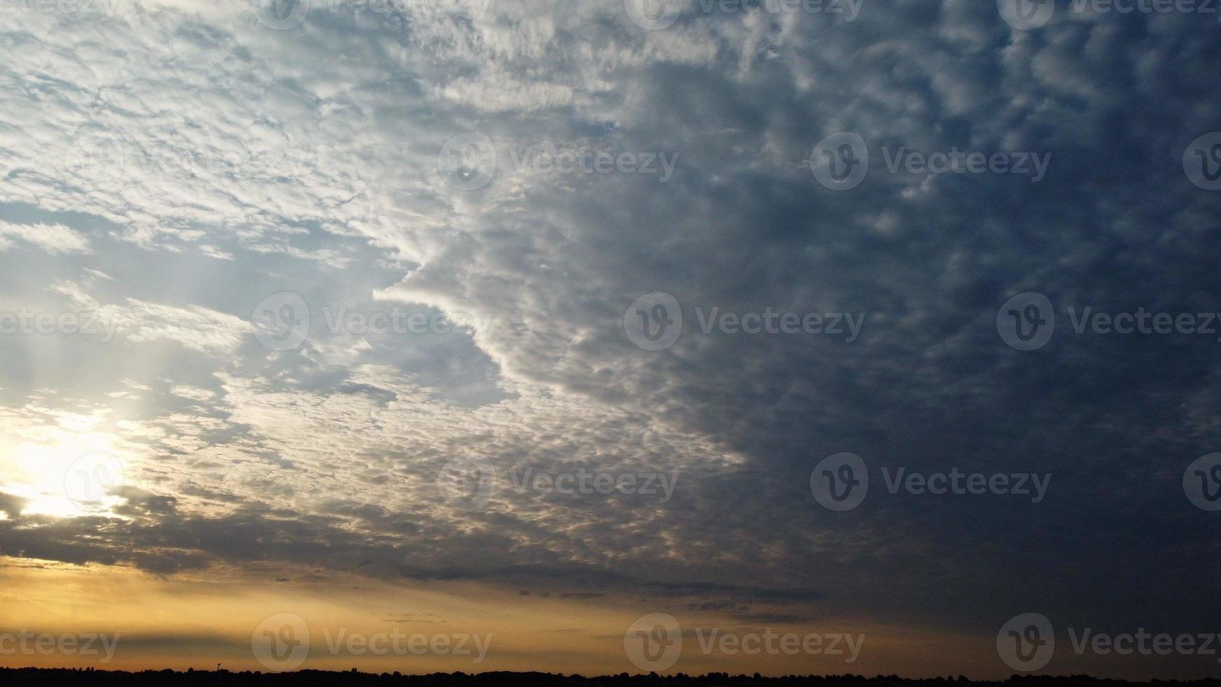 den vackra soluppgången och färgglada moln, flygvy och högvinkelvy tagen av drönare i England Storbritannien foto