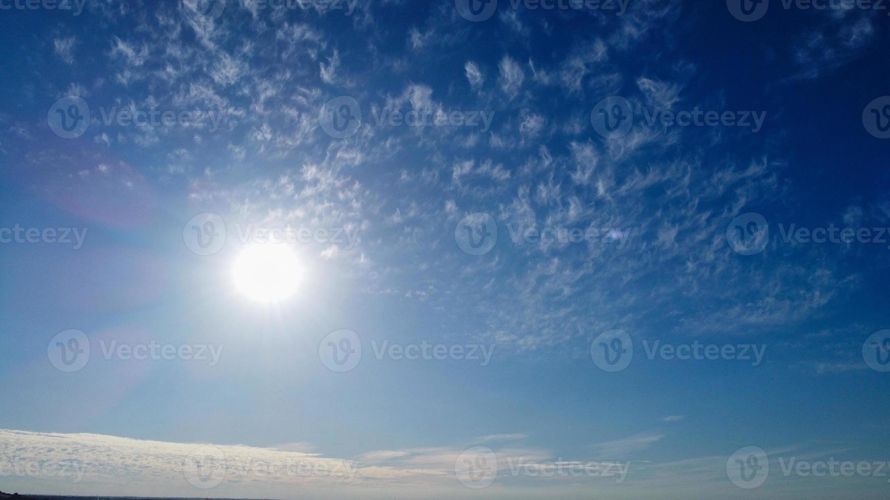 vacker himmel med moln på en varm solig dag över Luton staden i England foto