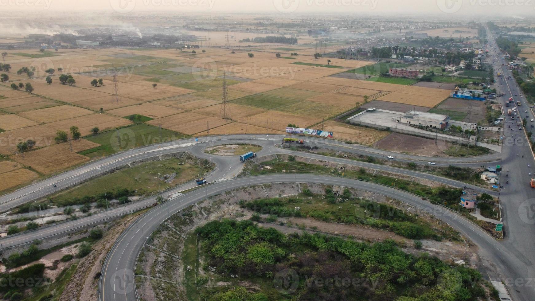 högvinkelbilder och flygfoto över pakistanska motorvägar m2 vid byn kala shah kaku till gt road lahore, industribyn punjab foto