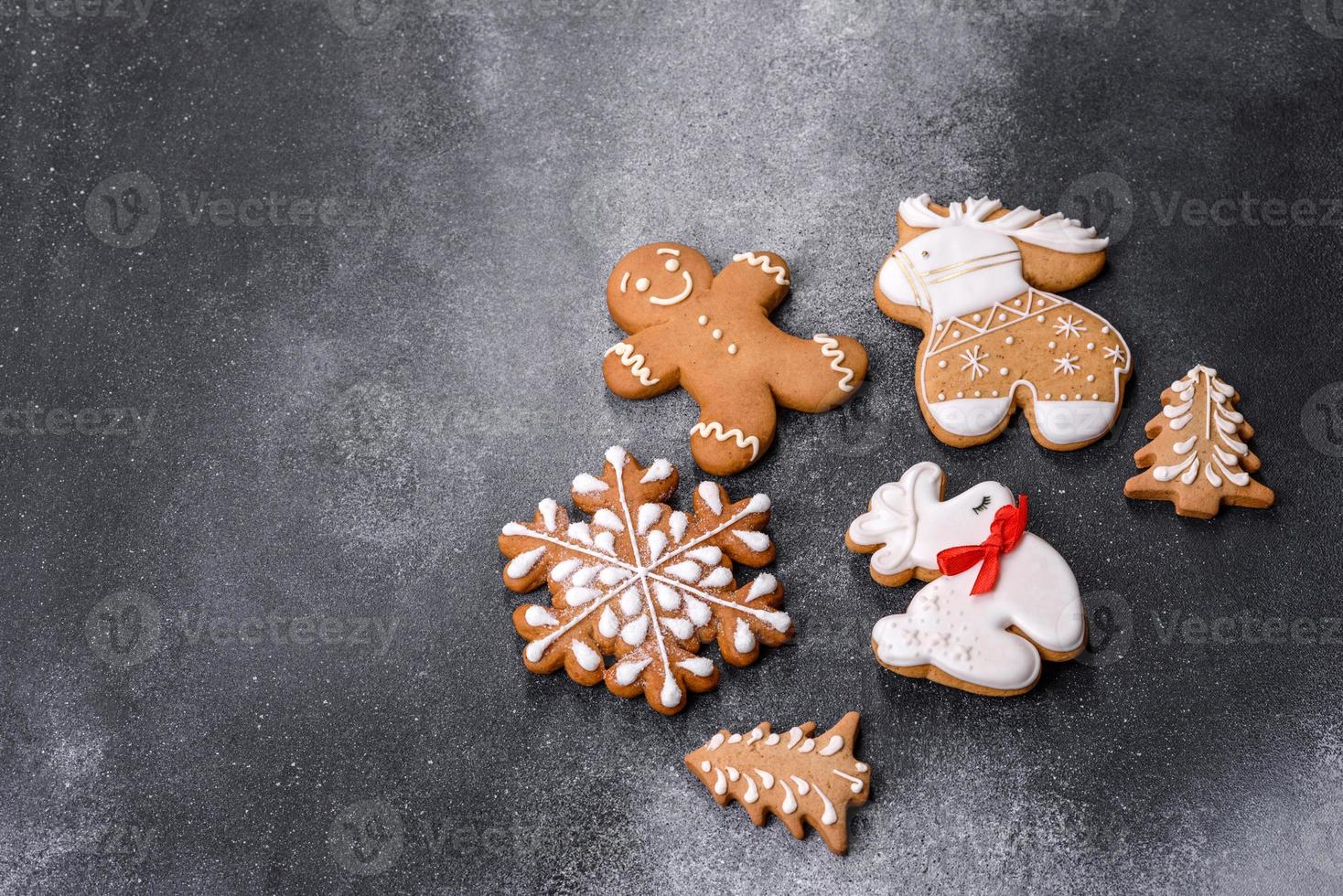 läckra pepparkakor med honung, ingefära och kanel foto