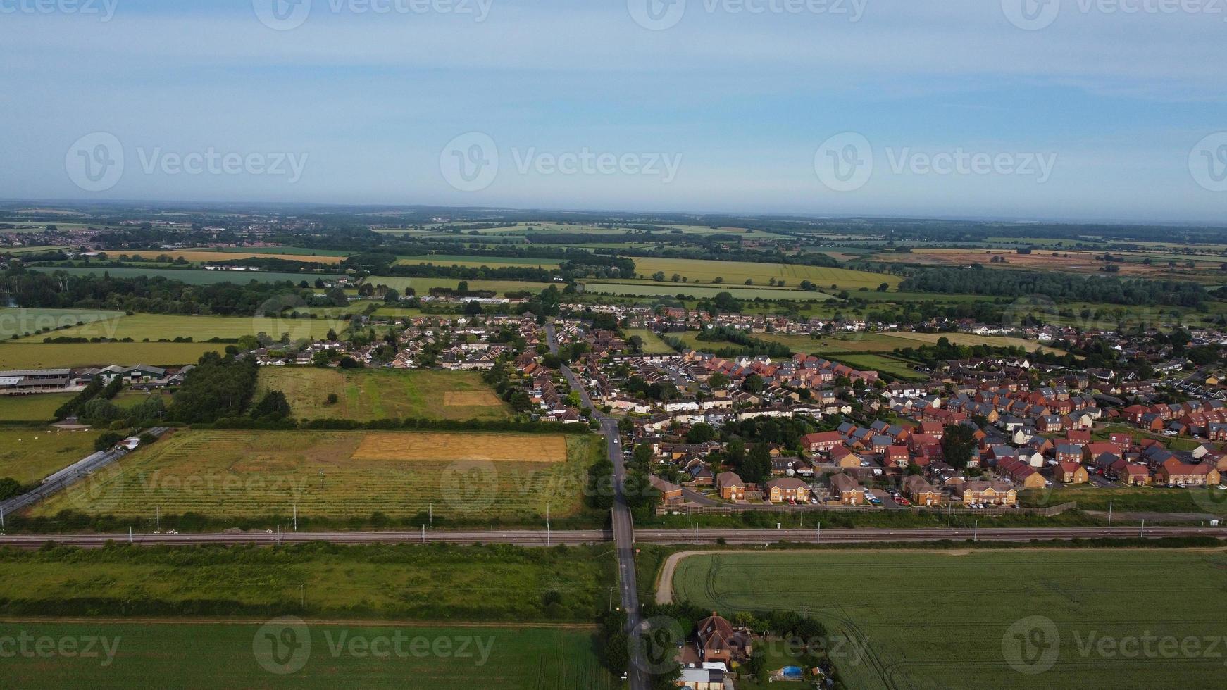 flygbilder högvinkelvy av grön energi naturliga generatorer källor till vindkraftverk och solpaneler gårdar i England Storbritannien foto