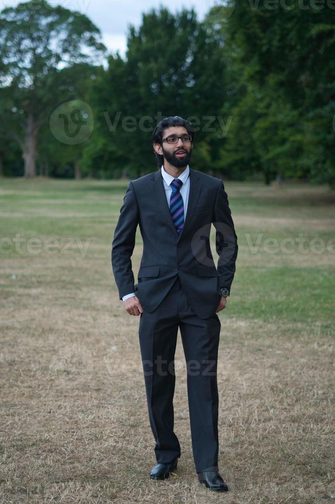 asiatisk man poserar på den lokala offentliga parken i Luton, England foto