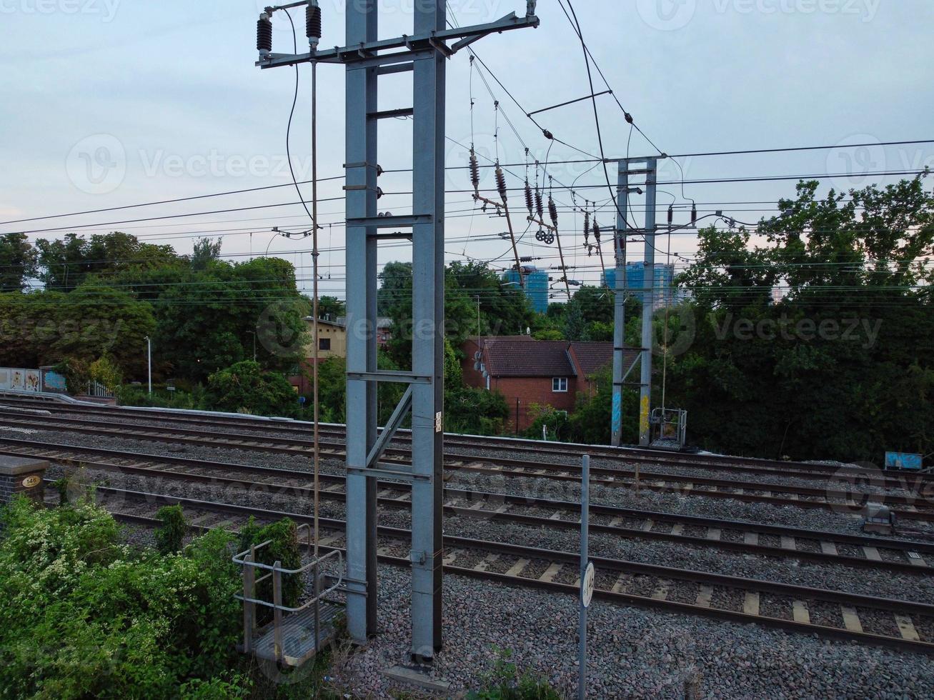 flygbilder högvinkelvy av Luton stad i England och järnvägsstationen och tåget på spår vid solnedgången foto