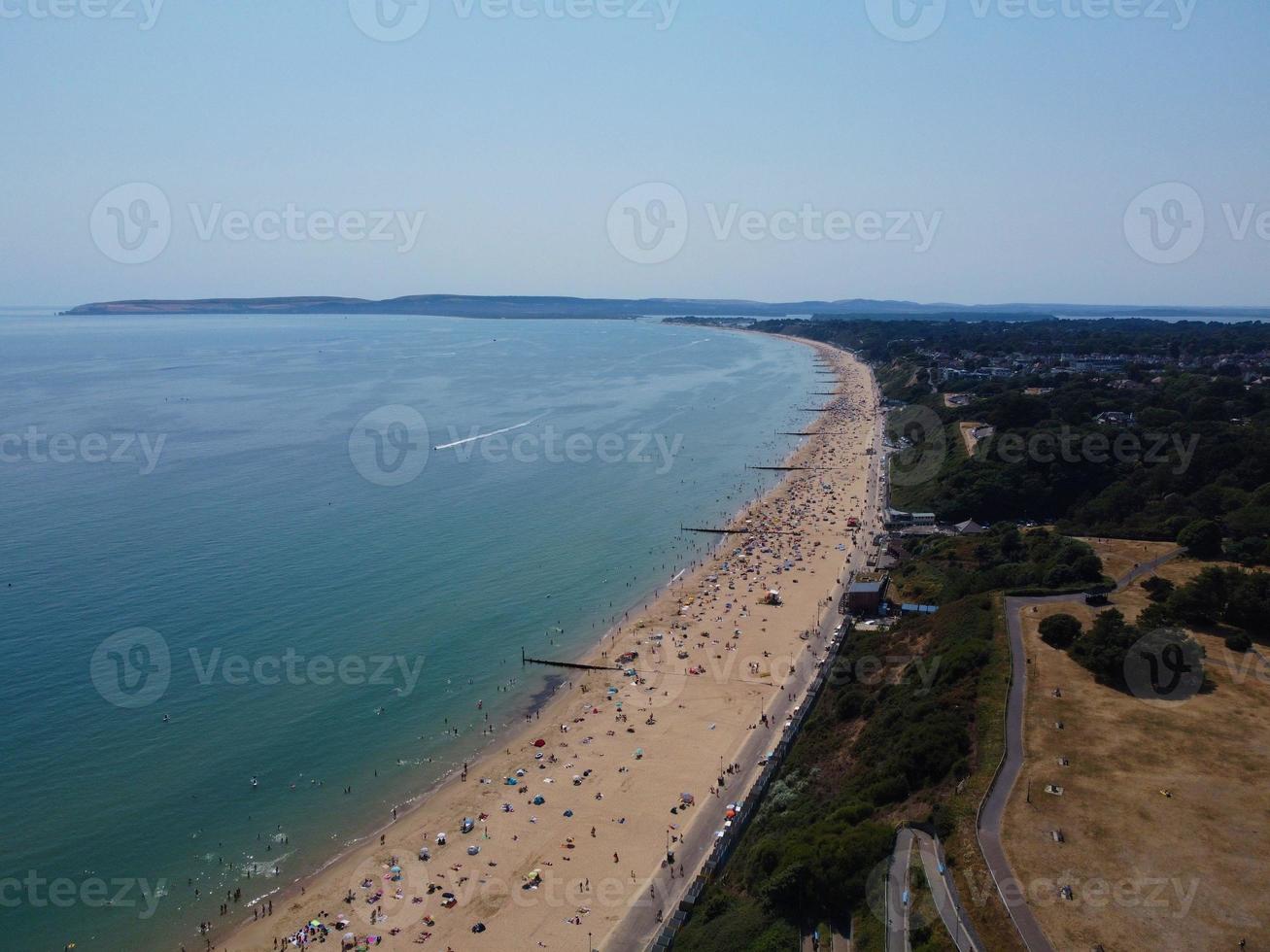 hög vinkel havsutsikt vid stranden med människor i Bournemouth, England, Storbritannien, flygbilder från det brittiska havet foto