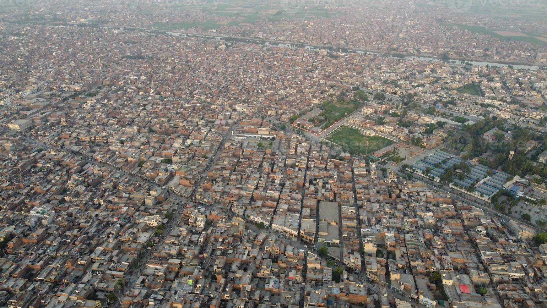 hög vinkel utsikt över gujranwala stad och bostadshus vid överbelastad antenn av punjab pakistan foto