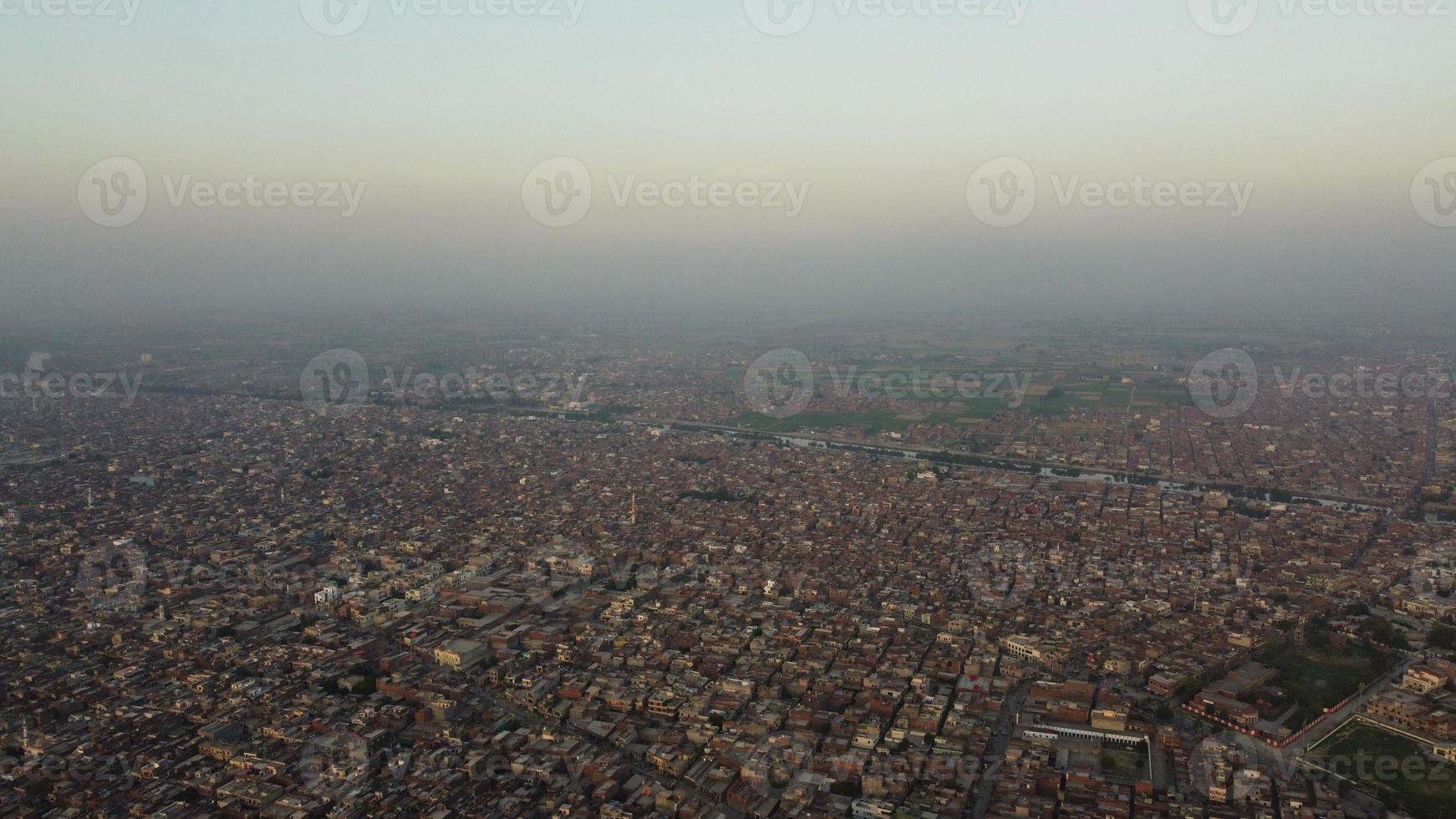 hög vinkel utsikt över gujranwala stad och bostadshus vid överbelastad antenn av punjab pakistan foto