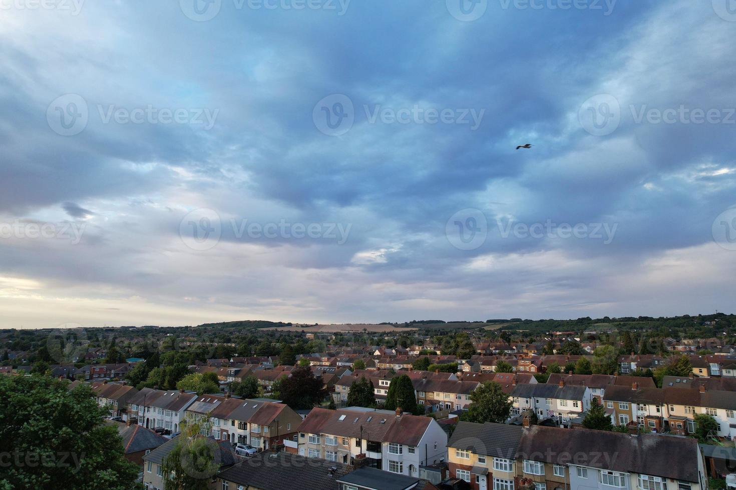 vacker Flygfoto över moln vid solnedgången över Luton stad i England, Storbritannien foto