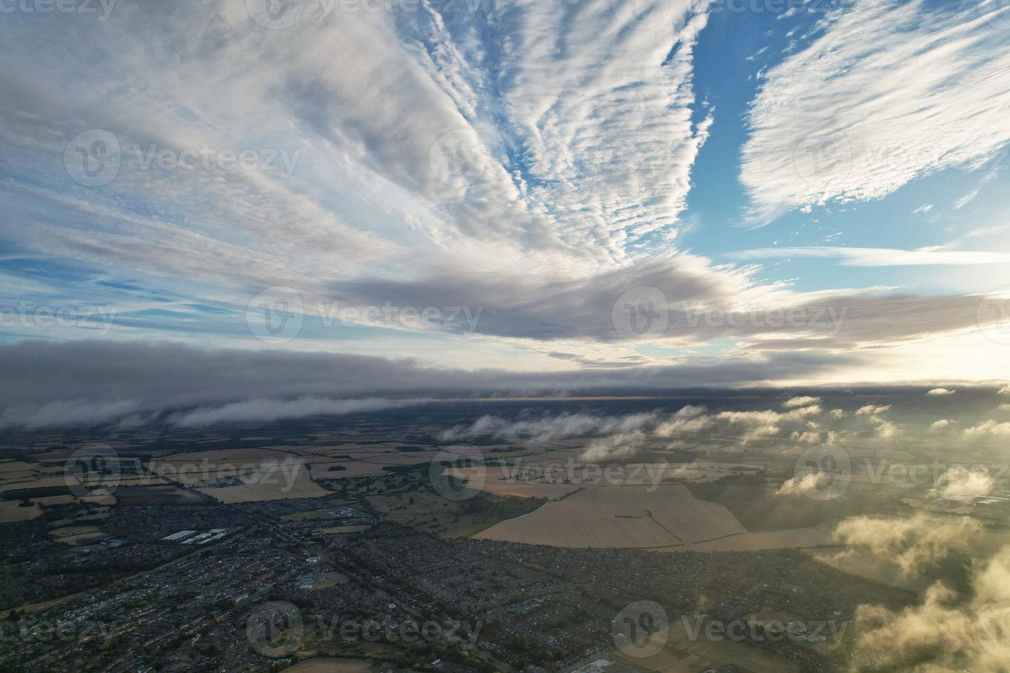 flygbild över moln vid soluppgång morgontid över Storbritannien, drönares bilder, vacker morgon med höga vindar och snabbt rörliga moln foto