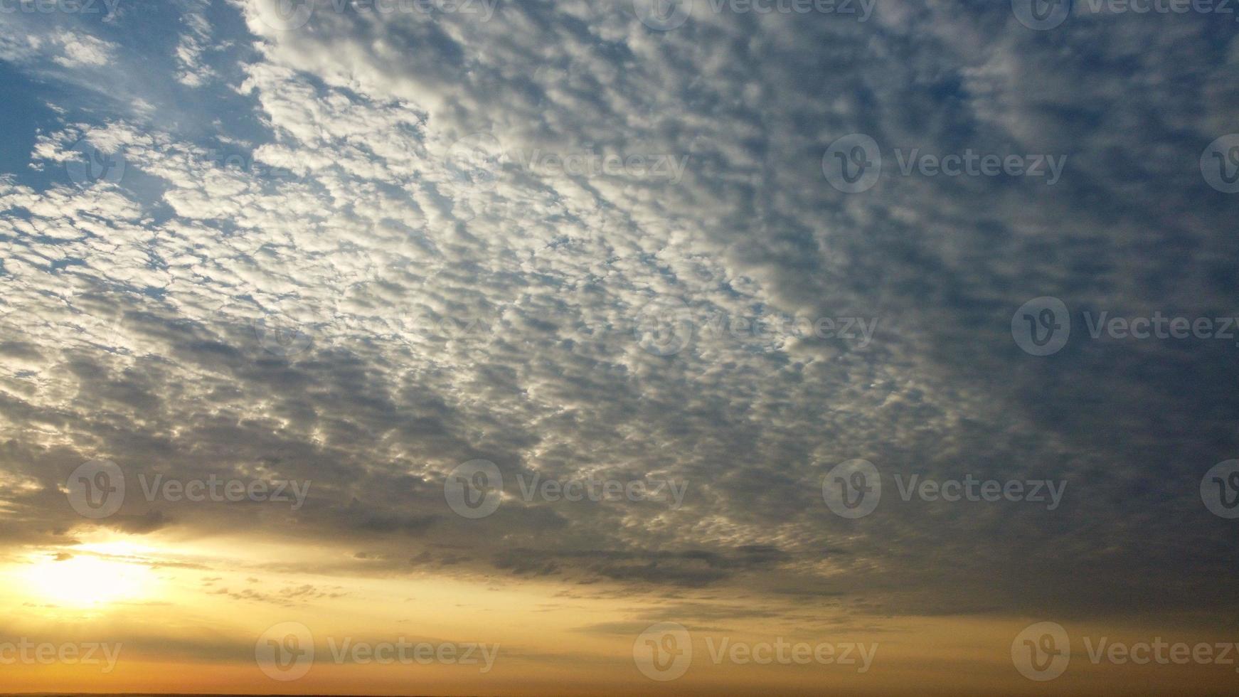 den vackra soluppgången och färgglada moln, flygvy och högvinkelvy tagen av drönare i England Storbritannien foto