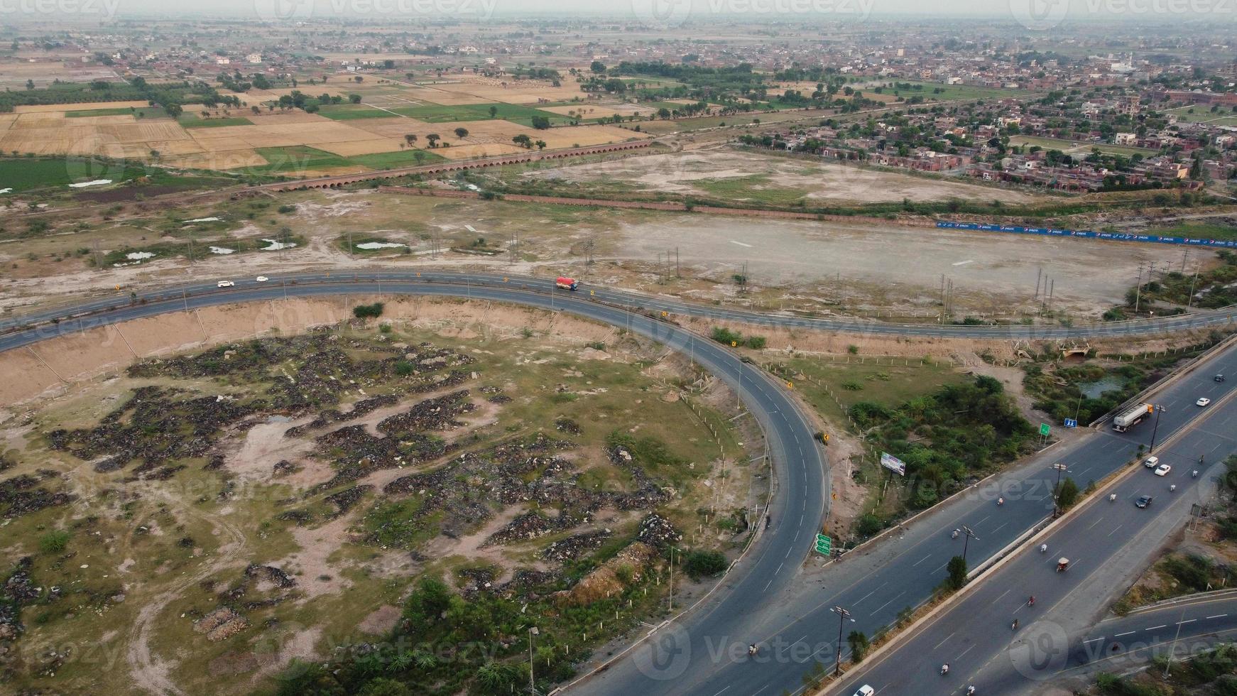 högvinkelbilder och flygfoto över pakistanska motorvägar m2 vid byn kala shah kaku till gt road lahore, industribyn punjab foto