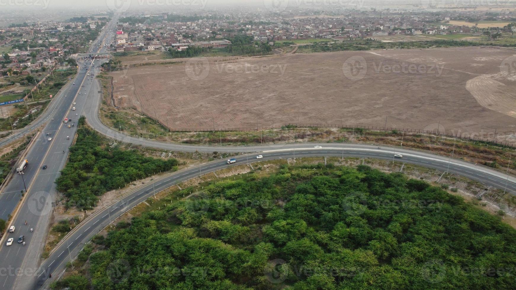 högvinkelbilder och flygfoto över pakistanska motorvägar m2 vid byn kala shah kaku till gt road lahore, industribyn punjab foto