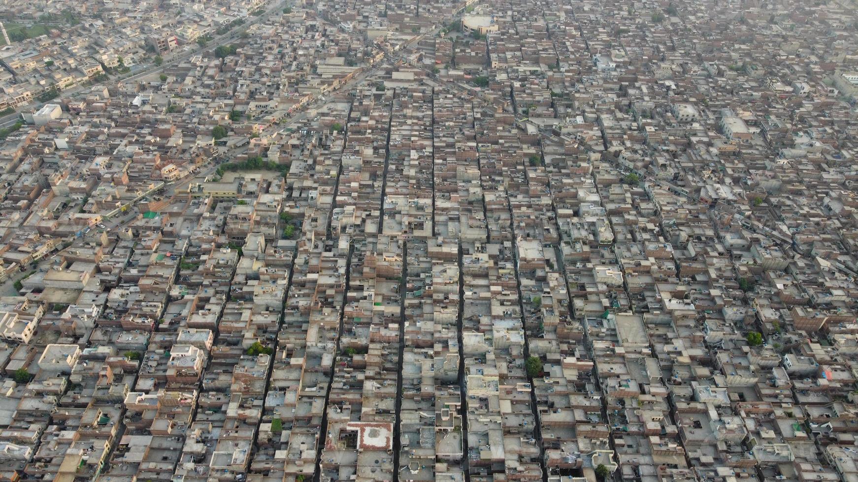 hög vinkel utsikt över gujranwala stad och bostadshus vid överbelastad antenn av punjab pakistan foto