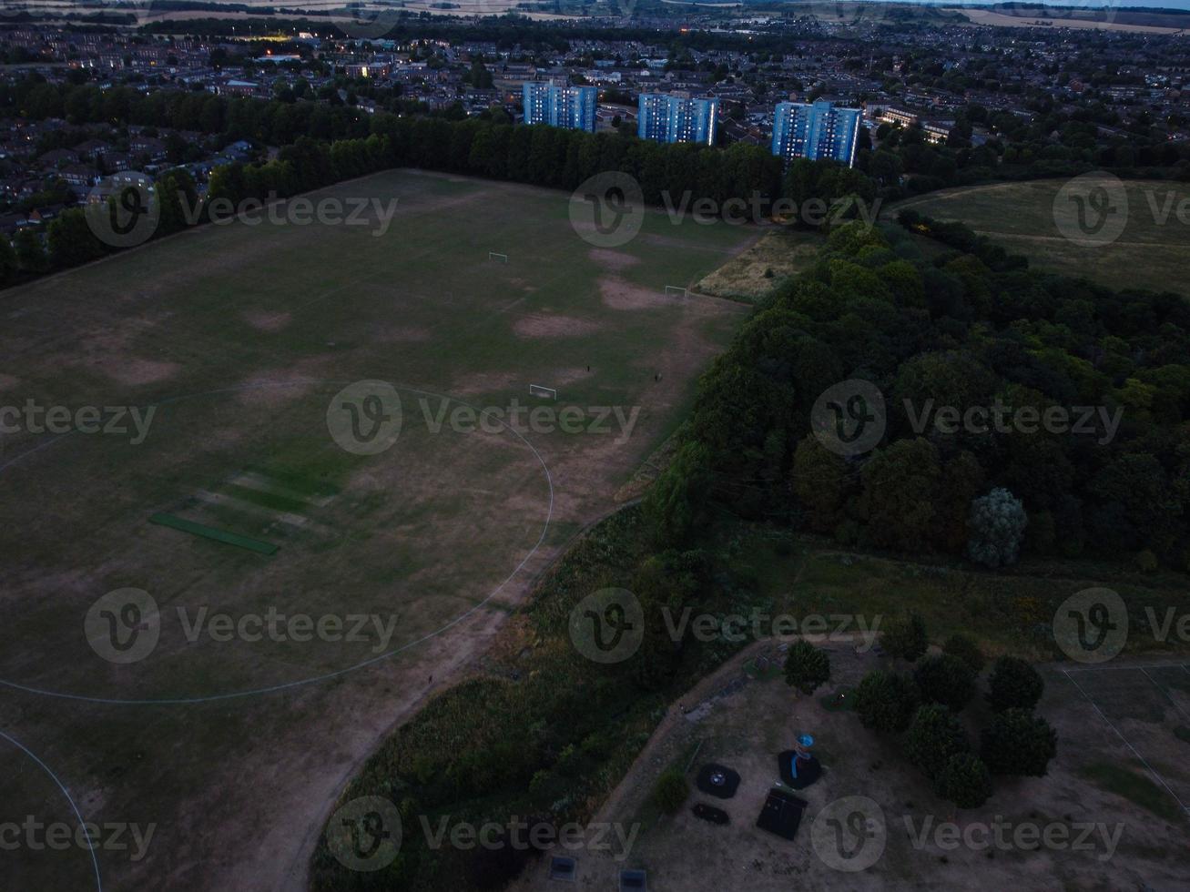 hög vinkel Flygfoto över Luton City of England vid solnedgångsnatten. foto