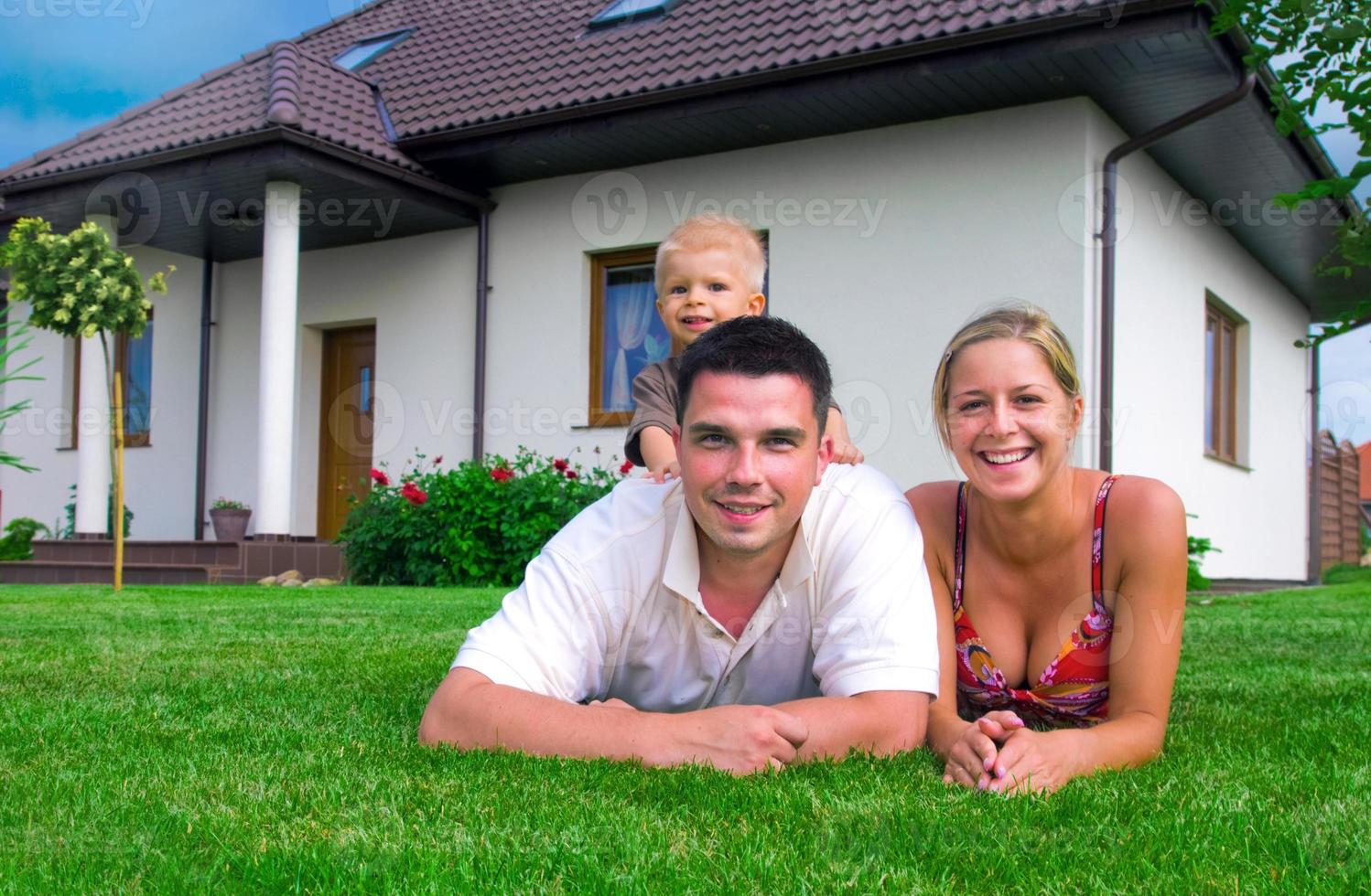 lycklig familj och hus foto